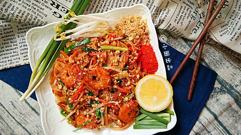 泰式帕泰Pad Thai,成品。吃哒时候把柠檬汁挤在Pad Thai搅拌均匀吃, 别有一番风味哦:)