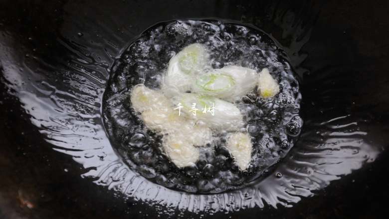 清炒豆腐块 鲜嫩可口又入味 最快手的豆腐炒法,锅内放油烧热,放葱姜片爆香后下入豆腐块。