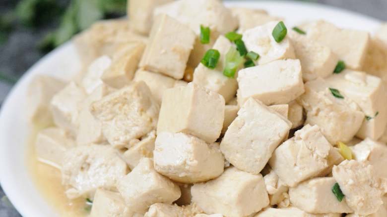 清炒豆腐块 鲜嫩可口又入味 最快手的豆腐炒法,炒豆腐过程中要避免过多的翻炒,那样会让豆腐太碎,炒出来不好看。