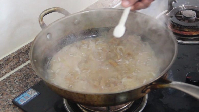 猪皮冻的做法,煮好后把香料捡出不用,然后加适量<a style='color:red;display:inline-block;' href='/shicai/ 788'>生抽</a>、少量盐,拌匀即可关火。