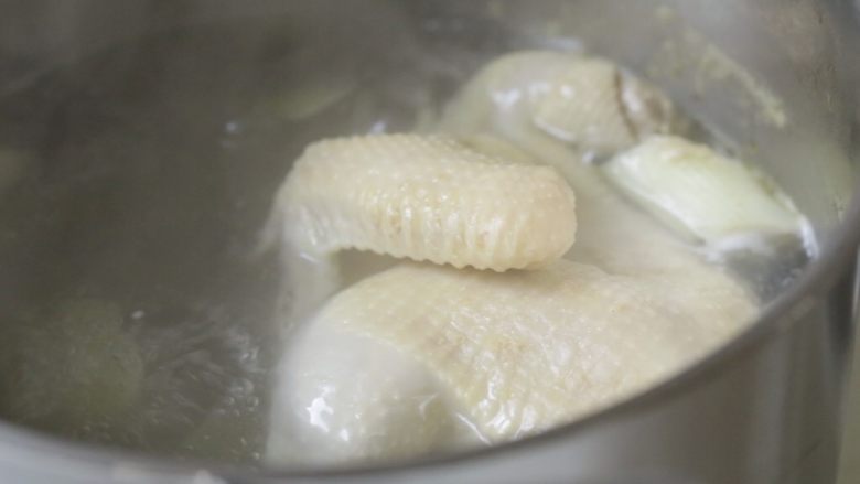 红油手撕鸡,加盖煮十分钟,关火后再焖十分钟。