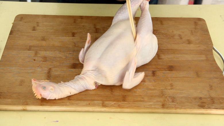 电饭煲焖鸡,先把小鸡的屁股切掉不要、指甲也剁掉(我做的时候匆忙,忘了剁了),用牙签之类的给鸡做个针灸,方便入味