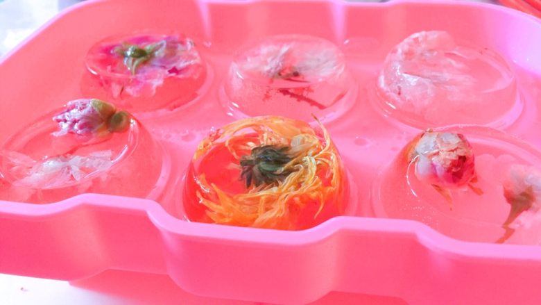 佳儿的水信玄饼●少女心怦怦滴,时间差不多了,我们终于可以开始脱模啦!哎呀,还有点莫名的小紧张呢!因为实在是太期待与她们见面了呢。哇塞!好漂亮!