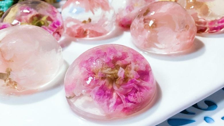 佳儿的水信玄饼●少女心怦怦滴,再来一个玫瑰花冠玄饼吧!好Q的,像少女的带笑眉眼和微红的脸蛋一样诱人。忍不住,想要一亲芳泽了呢。