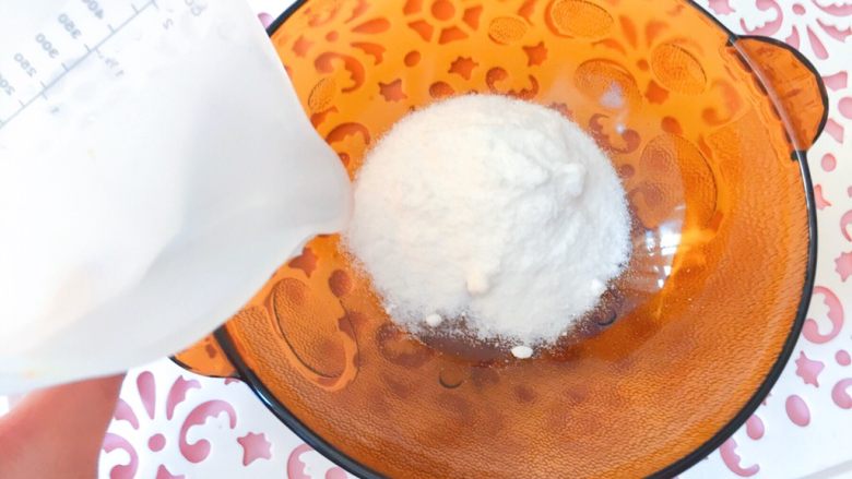 佳儿的水信玄饼●少女心怦怦滴,Ok、然后我们把半包的白凉粉的粉,放在一个大碗里,也就是30g。然后加60ml的纯净水,常温的就好。