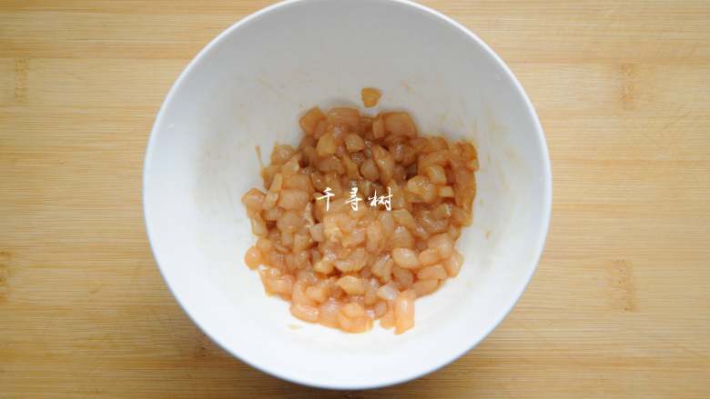 香菇鸡丁胡萝卜蛋炒饭 有菜有肉营养丰富的快手宝宝餐,鸡胸肉切丁后用少许的盐和料酒腌制上10分钟,一是入入味儿,二是可以去去腥。