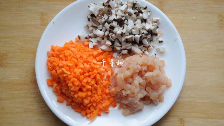 香菇鸡丁胡萝卜蛋炒饭 有菜有肉营养丰富的快手宝宝餐,香菇切丁,胡萝卜切丁,<a style='color:red;display:inline-block;' href='/shicai/ 101'>鸡胸肉</a>切丁。