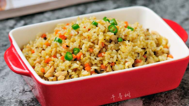 香菇鸡丁胡萝卜蛋炒饭 有菜有肉营养丰富的快手宝宝餐,这个炒饭同样适合大人吃呀，喜欢吃辣的最后再撒入些青椒粒，不吃辣的直接盛盘。色香味俱全的香菇鸡丁胡萝卜蛋炒饭就做好了，精致的小餐具盛起来，孩子吃的那叫一个欢呀，为做饭而发愁的爸爸妈妈们再也不用担心了。