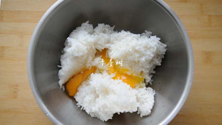 香菇鸡丁胡萝卜蛋炒饭 有菜有肉营养丰富的快手宝宝餐,米饭中打入一个<a style='color:red;display:inline-block;' href='/shicai/ 9'>鸡蛋</a>,快速抓开抓匀。