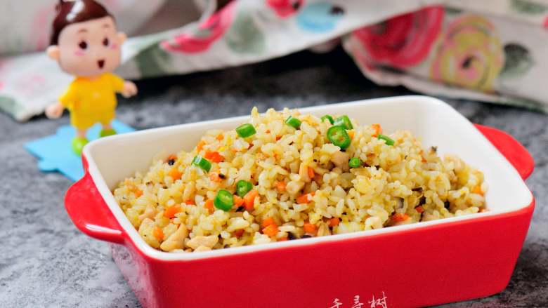 香菇鸡丁胡萝卜蛋炒饭 有菜有肉营养丰富的快手宝宝餐,孩子小的时候,难免有吃饭挑嘴的时候,这是很正常的也是阶段性的,作为父母就费点心思精心做些既好看又好吃的就是了,毕竟也没什么难的,对吗?