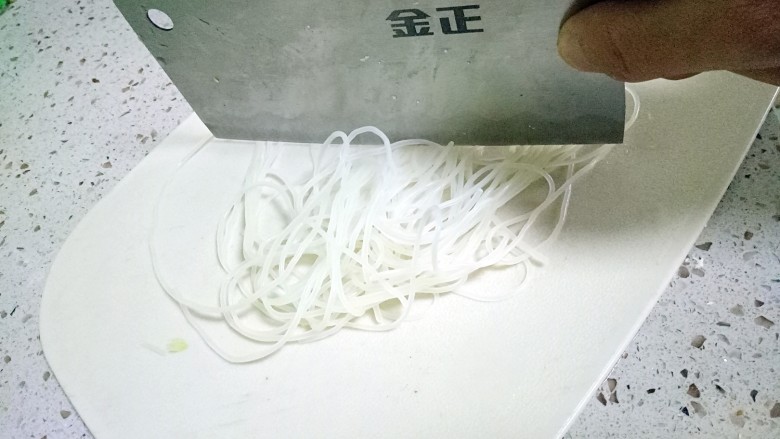 羊肉泡馍,粉丝切成小段,放置备用;