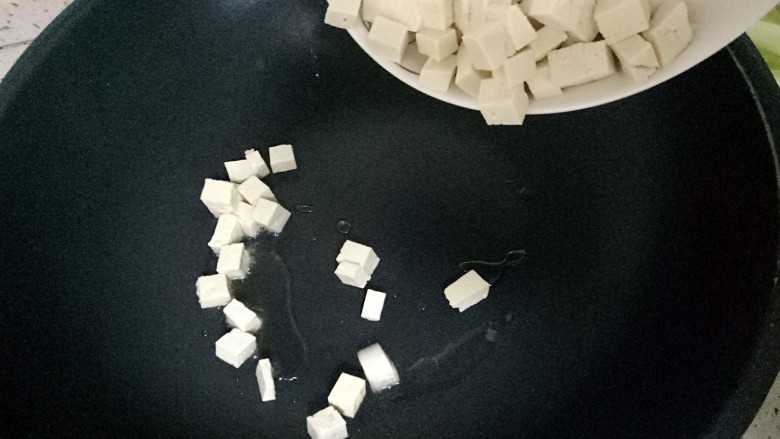 羊肉泡馍,加入切好的豆腐;