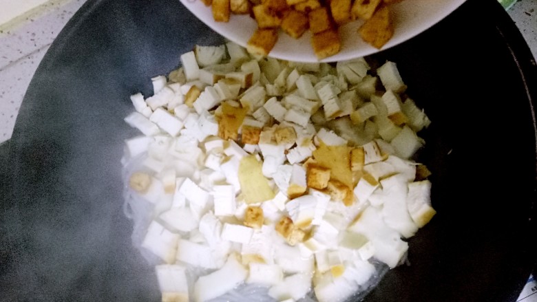 羊肉泡馍,再加入炒好的豆腐、芥蓝等蔬菜;
