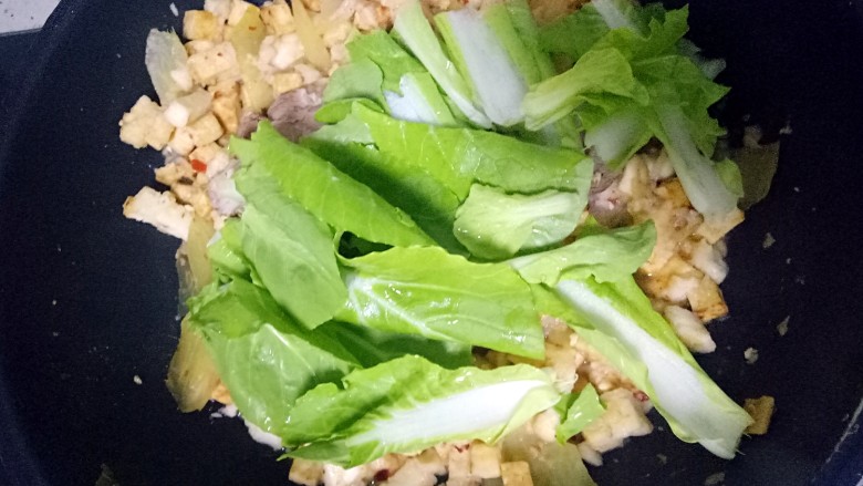 羊肉泡馍,青菜折成两段,加入青菜;