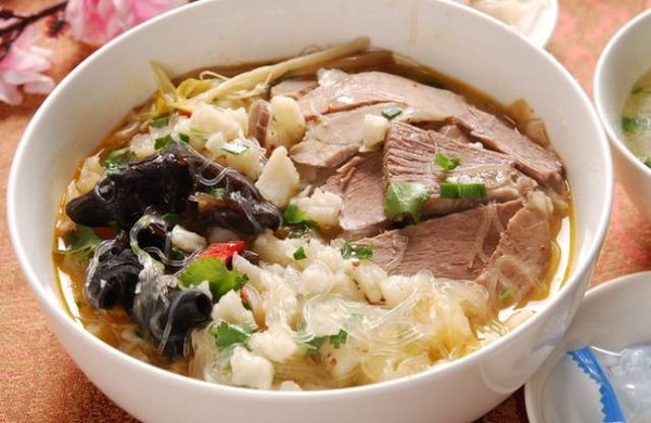 羊肉泡馍,再加入葱花,搅拌均匀即可出锅。