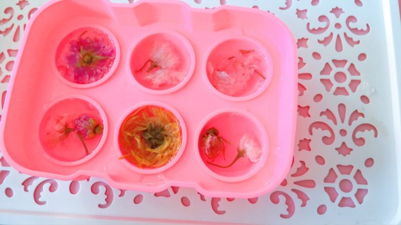 佳儿的水信玄饼●少女心怦怦滴,接下来,把花花放进去,尽量舒展花叶,这样塑型更漂亮,樱花球里可以放一朵,也可以放多朵,樱花杆,可以不要,也可以带着,这个随你喜欢。你觉得什么样好看,就什么样子放,呵呵。但是要花的正面朝下放,因为等下,我们要她倒过来装盘的哦。