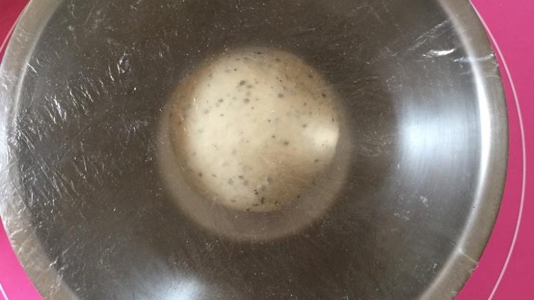 黑芝麻吐司,揉好的面团滚圆,放入容器盖上保鲜膜。25-28温度下发酵至2-2.5倍大