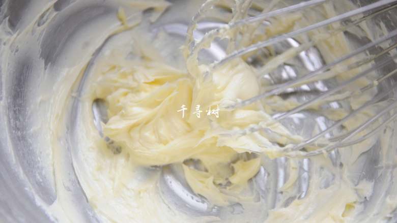微甜版蛋黄香酥饼干 绽放在记忆深处的味道,放入糖粉后用蛋抽搅打黄油到细腻光滑并且呈蓬松状态。