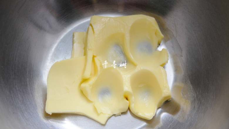 微甜版蛋黄香酥饼干 绽放在记忆深处的味道,黄油软化到手指轻轻能够压扁的状态。