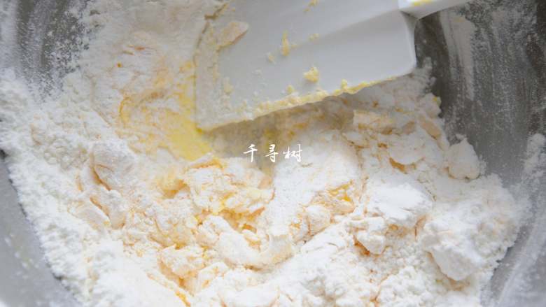 微甜版蛋黄香酥饼干 绽放在记忆深处的味道,筛入低粉混合。