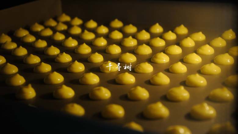 微甜版蛋黄香酥饼干 绽放在记忆深处的味道,烤箱预热160度,把挤好的<a style='color:red;display:inline-block;' href='/shicai/ 15'>蛋黄</a>酥饼干送入烤箱,烤15分钟。