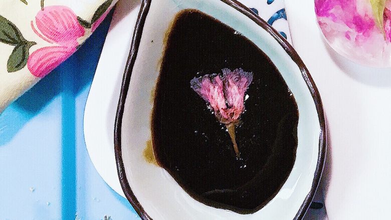 佳儿的水信玄饼●少女心怦怦滴,取一个好看的味增碟,把红糖浆装进去,一会儿一起奉上。