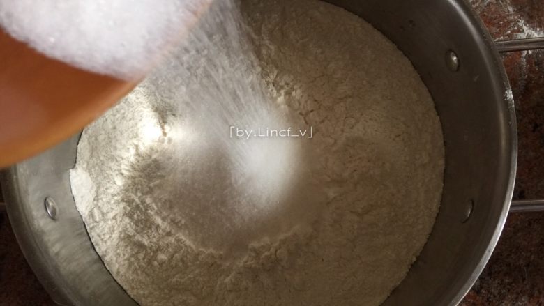 蘑菇馒头,细砂糖倒入盆中
