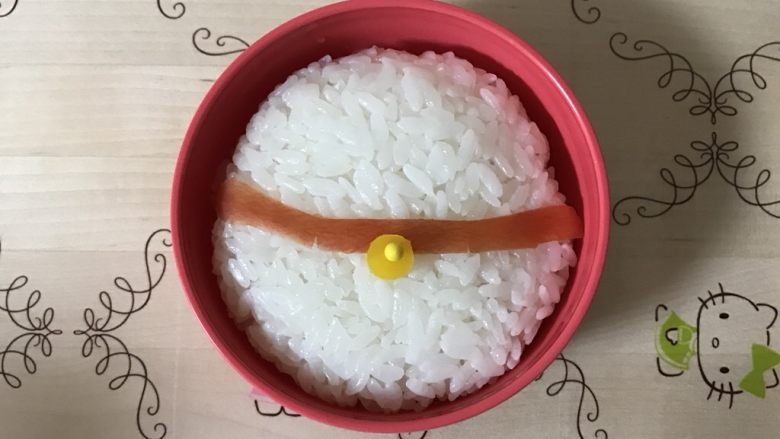 招财猫便当/饭团,把黄彩椒装饰在合适位置,用装饰签固定