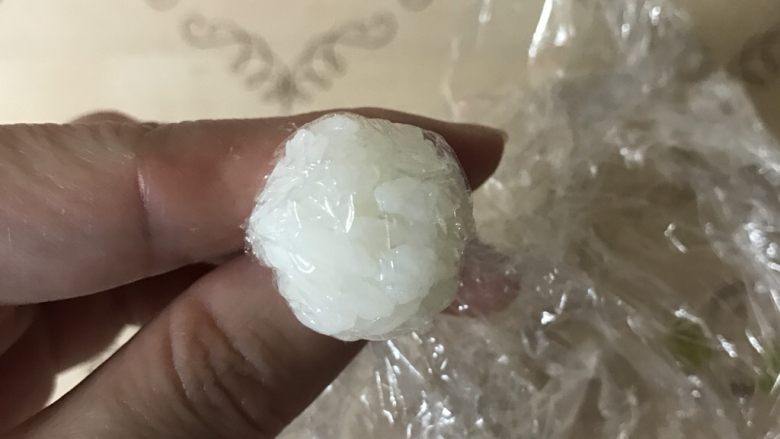 招财猫便当/饭团,再取少量米饭,捏一个小圆饭团