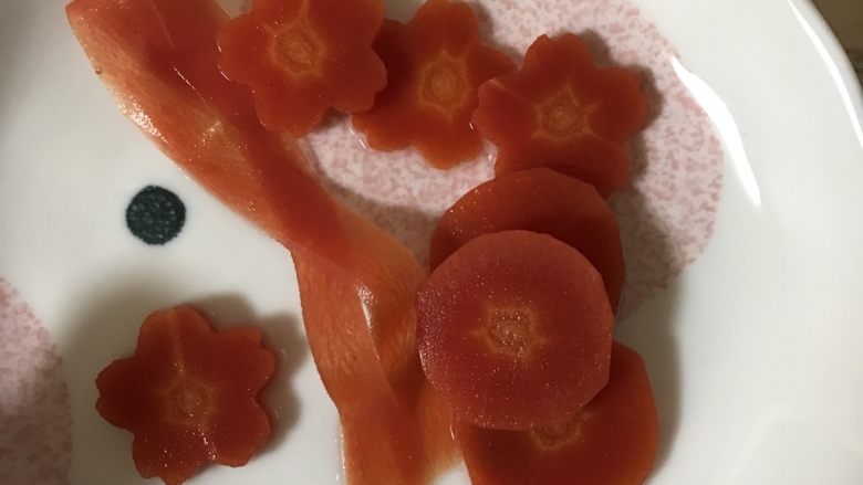 招财猫便当/饭团,事先准备好煮熟的胡萝卜片,条状和圆片都需要