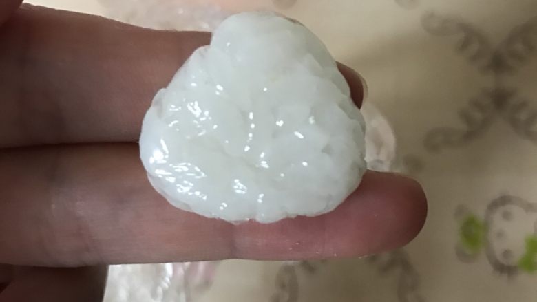 招财猫便当/饭团,取少量米饭,捏成三角形的形状作为猫耳朵(需要2枚)