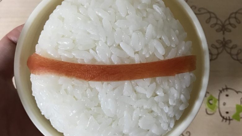 招财猫便当/饭团,用事先准备好的条形胡萝卜一根,装饰在圆形饭团中间位置