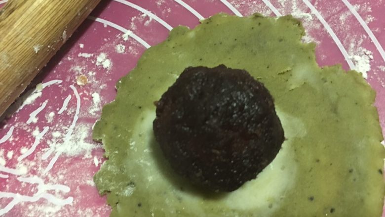 豆沙抹茶蛋黄酥,包住