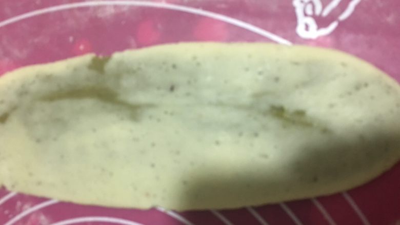 豆沙抹茶蛋黄酥,擀长薄,擀面杖加点粉