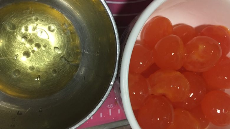 豆沙抹茶蛋黄酥,蛋黄黄浸下捞到烤盆