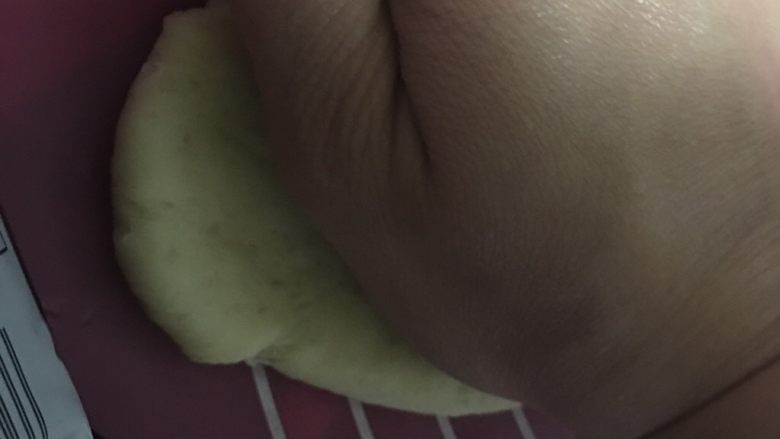 豆沙抹茶蛋黄酥,再压扁