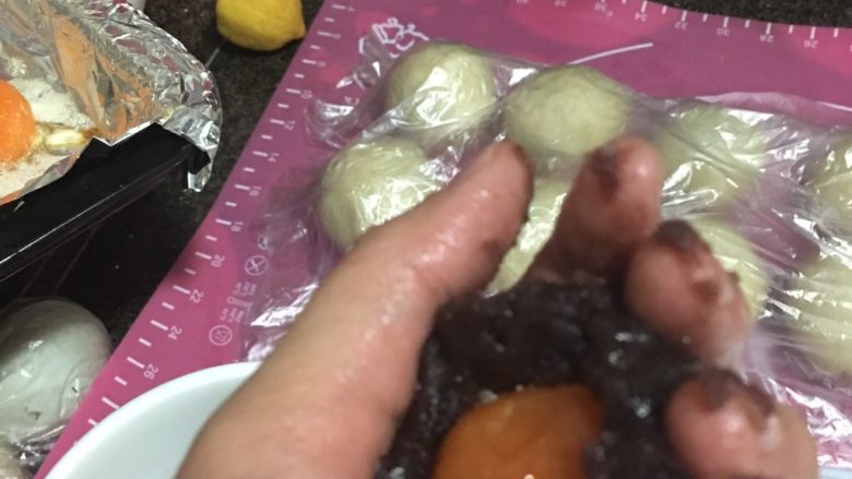 豆沙抹茶蛋黄酥,蛋黄凉后用豆沙包住