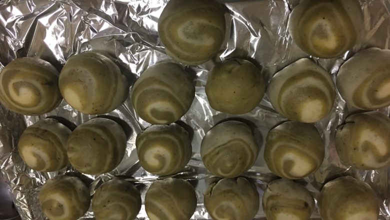 豆沙抹茶蛋黄酥,放好