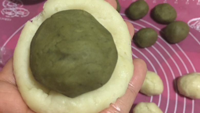 豆沙抹茶蛋黄酥,蛋黄冻后用豆沙包住用A包住B