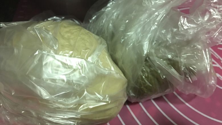 豆沙抹茶蛋黄酥,将A材料全部弄到一起,揉10到15分钟用保鲜袋包住醒发,B材料全部一起揉5分钟均匀用保鲜膜包住醒发