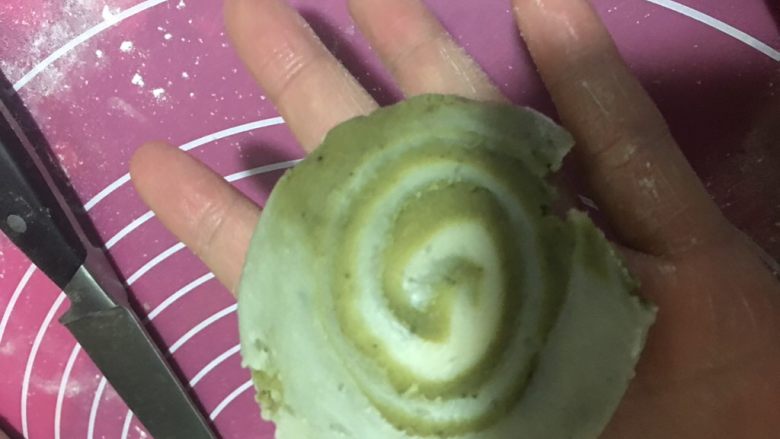豆沙抹茶蛋黄酥,往上按压,擀薄