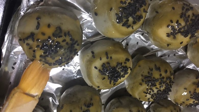 豆沙抹茶蛋黄酥,再刷层蛋黄液