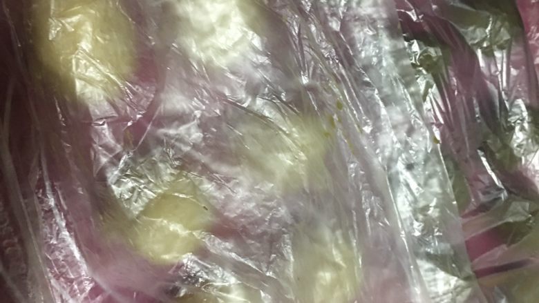 豆沙抹茶蛋黄酥,将AB各分十块均匀弄成圆形用袋子盖住醒发一会儿,这时间等待蛋黄烤到五分钟时间,取蛋黄出来