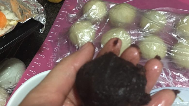 豆沙抹茶蛋黄酥,包好至20个