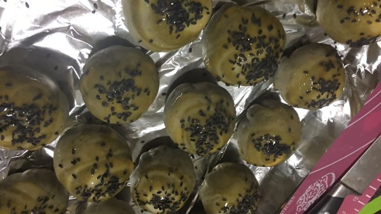 豆沙抹茶蛋黄酥,涂层蛋黄液再放上芝麻,其实白芝麻更好