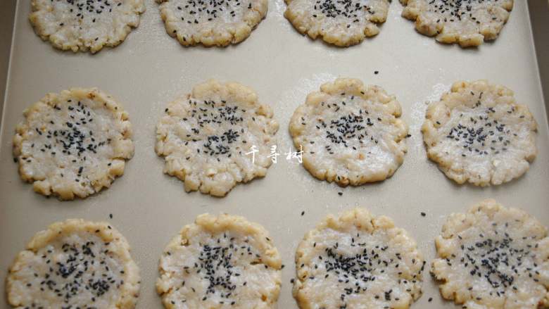 看得到核桃仁的核桃酥 香酥可口真材实料超满足,表面喷水撒上<a style='color:red;display:inline-block;' href='/shicai/ 668'>黑芝麻</a>。