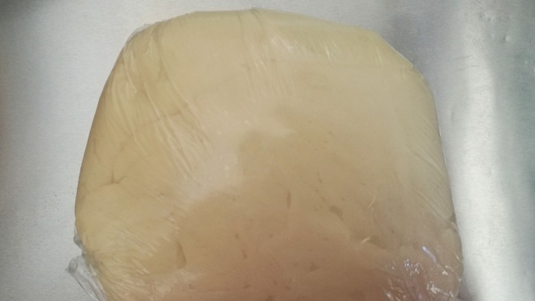 零色素彩虹蛋黄酥,油皮材料全部混合,揉至出膜,装保鲜袋松弛