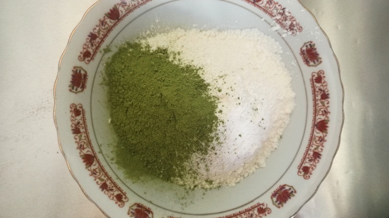 零色素彩虹蛋黄酥,将低粉和各种色粉分别混合均匀,加入猪油制作成油酥,具体配料如下:
抹茶油酥 低粉26克+抹茶粉1.5克+猪油13克
黄金芝士油酥 低粉26克+黄金芝士粉1.5克+猪油13克
紫薯油酥 低粉23克+紫薯粉3克+猪油13克
南瓜油酥 低粉23克+南瓜粉4 克+猪油14克