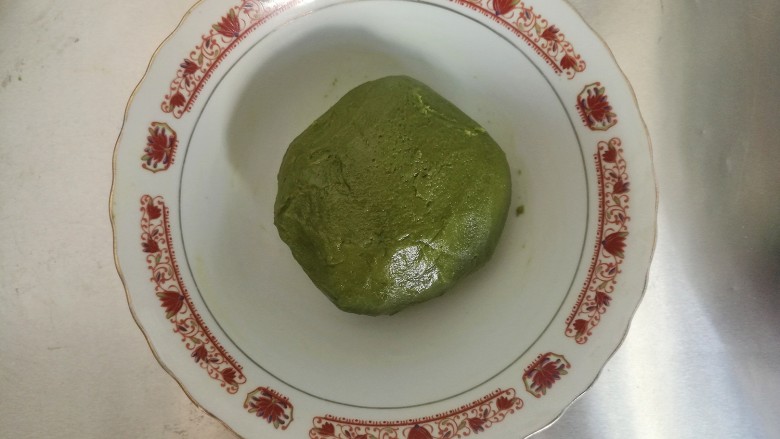 零色素彩虹蛋黄酥,油酥的状态应为柔软不粘手,拌成团,盖保鲜膜备用
