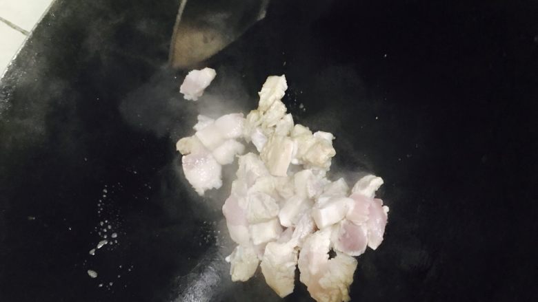 蒜心金钱蛋,洗锅后。多点油锅,放腩肉蒜末盐下去翻炒
